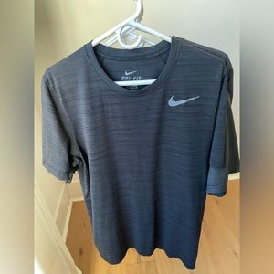 NIKE DRI-FIT GRAY SHORT SLEEVE FITNESS T-SHIRT